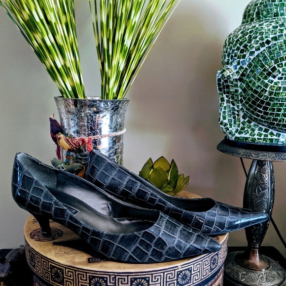 Faux alligator skin gray pumps size 9.5 - Picture 3 of 5